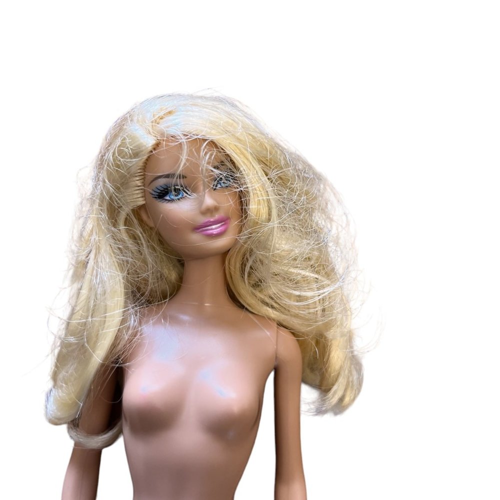 Barbie 2009 Blonde Blue Eyes Blue Eye Shadow Pink Lipstick VTG - Picture 4 of 6